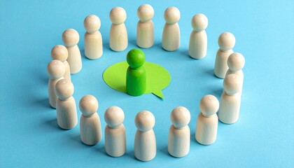 Obraz premium Green figurine on speech bubble surrounded by white figures, symbolizing leadership and central communication.
