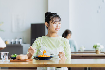 カフェでランチをする若い女性