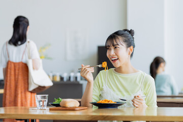 カフェでランチをする若い女性