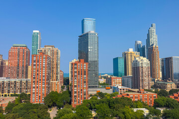 Obraz premium Vibrant city skyline showcasing modern architecture and lively urban life in a sunny afternoon