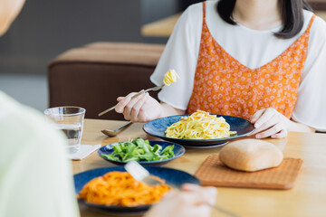 カフェで食事をする若い女性
