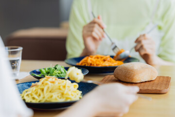 カフェで食事をする若い女性