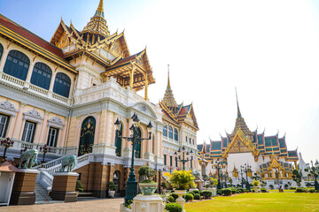 Obraz premium The Grand Palace was built same time as Bangkok. royal residences include Dusit Maha Prasat Throne Hall, Aphorn Phimok Prasat Throne Hall, Phiman Rattaya Throne Hall, Chakri Maha Prasat Throne Hall.