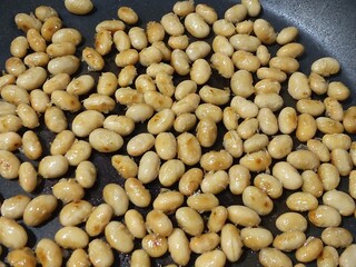 フライパンで大豆を炒める