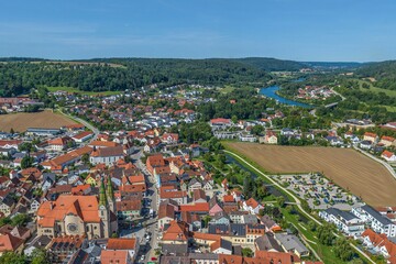 Obraz premium Ausblick auf den Erholungsort Beilngries im Kreis Eichstätt im Naturpark Altmühltal