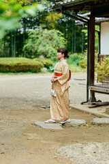 庭園を散策する着物姿の女性