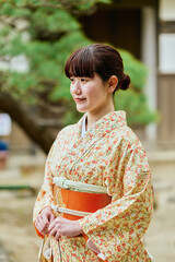 着物姿の若い女性