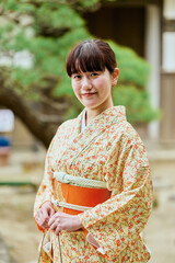 着物姿の若い女性