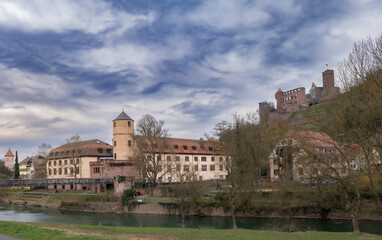 Die malerische Stadt und Burg Wertheim am Zusammenfluss von Main und Tauber