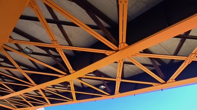 Intradosso di un ponte stradale in ferro