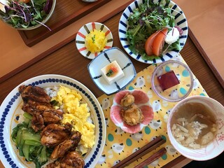 데리야끼 닭조림 덮밥과 다양한 반찬이 있는 일본 가정식