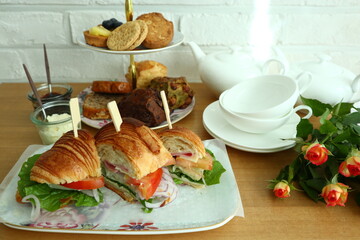 크루아상샌드위치가 있는 애프터눈티세트