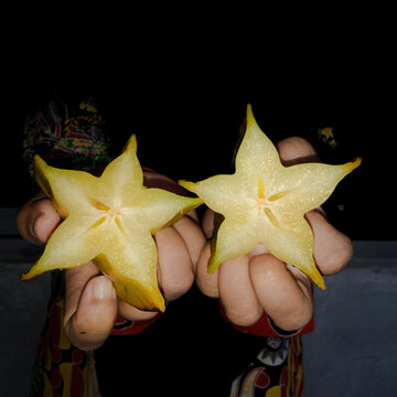 Starfruit slices display a bright golden yellow color, indicating proper ripeness
