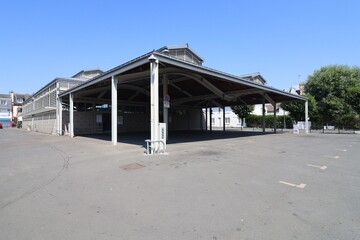 Les halles de Cabourg, marché alimentaire couvert, vue de l'extérieur, village de Cabourg, département du Calvados, France