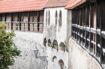 Seitenansicht Backofenturm mit vorspringenden Rundbögen an der Löpsinger Mauer . Teil der mittelalterlichen umlaufenden Stadtmauer mit überdachtem Wehrgang in Nördlingen	

