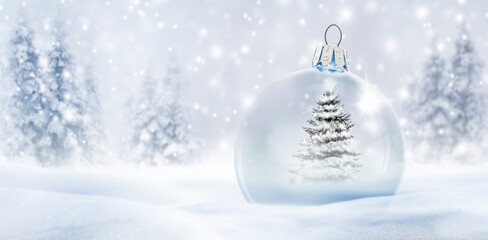 Winterliche Weihnachtsstimmung mit Schnee und Weihnachtsbaum
