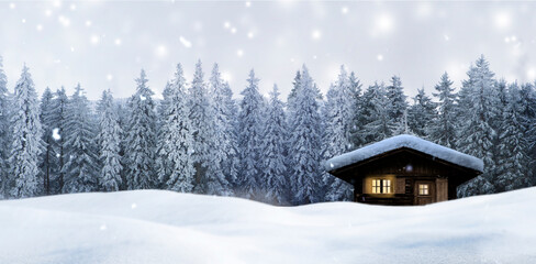 Winterliche Weihnachtsstimmung mit Schnee und Weihnachtsbaum