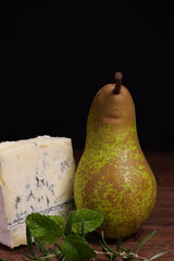 Pera e formaggio sul tavolo