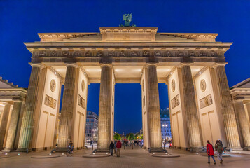 Obraz premium Abendstimmung am Brandenburger Tor in Berlin, Deutschland