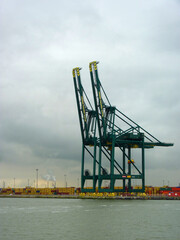 Eine Verladebr&uuml;cke im Containerhafen von Antwerpen.