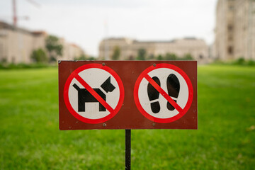No dogs and no walking on grass sign