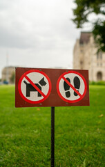 No dogs and no walking on grass sign
