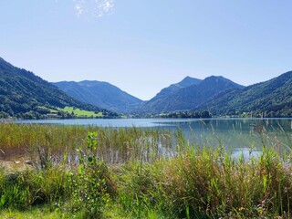 Schliersee offers a a breathtaking view of the Bavarian Alps and Mangfall massifs. Aiplspitz, Jägerkamp, ​​Brecherspitz and Bodenschneid