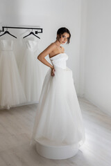 Elegant bride wearing strapless tulle wedding dress with modern design