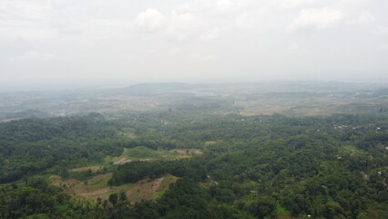 Obraz premium Title Beautiful Mountain Landscape with Green Fields and Blue SkyDescription Scenic view of a mountain range with lush green fields under a bright sky, natural travel and outdoor adventure destinati