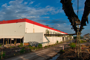 Miasto Lubin - Budynek przemysłowy starej fabryki domów z wielkiej płyty . Surowy krajobraz miejski ze śladami odnowy i zaniedbania. © Pol Badger