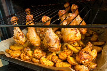 Soczyste pałki z kurczaka z chrupiącą skórką i przyprawionymi ziemniakami, pieczone razem w domowym piekarniku, aż do uzyskania złocistego koloru. Sycący, aromatyczny posiłek dla całej rodziny.