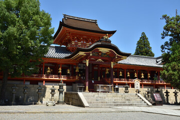 Fototapeta premium 夏の石清水八幡宮 御本殿 楼門(京都府八幡市)