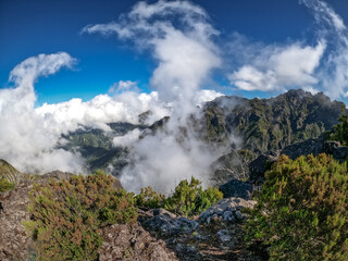 Berglandschaft auf Madeira in Wolken