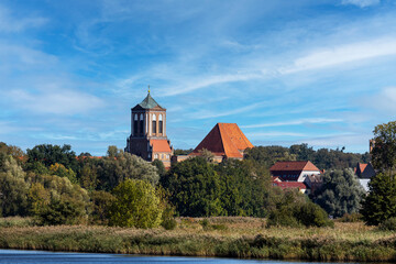 Aussicht auf die Altstadt von Gartz an der Oder und Kirche St. Stephan im Sommer