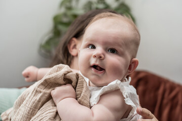 Baby auf Mamas Arm ist gl&uuml;cklich