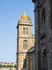 Vista vertical de la torre espectacular de la iglesia de San Pablo de Granville, Cotentin, viajando en verano de 2022 por Normand&iacute;a, Francia
