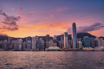 Obraz premium Photographing a famous urban skyline with a smartphone camera