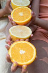 Fotografía veraniega de unas naranjas y unos limones