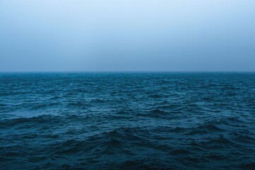 Obraz premium Deep navy sea wave with misty atmosphere and marine scenery