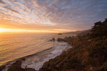 Obraz premium Stunning sunset over the vast ocean horizon
