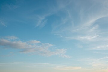 Obraz premium Clear blue sky on a crisp February morning with a gentle breeze and light clouds, perfect for a trip.