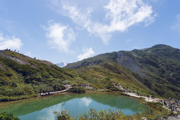 日本：八方池／登山客が縁で休息している池【八方尾根】長野県白馬村