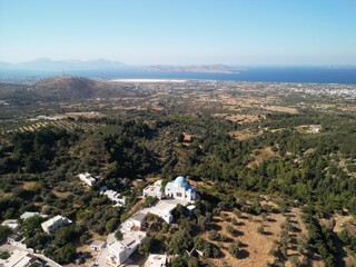 Zia - Wyspa Kos - Grecja - Wioska Zia na wyspie Kos znajduje się na zboczu góry Dikeos, która jest najwyższym szczytem wyspy. Ujęcia nagrane dronem w wysokiej jakości © Konrad