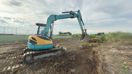 放置農地の畑をユンボで整備