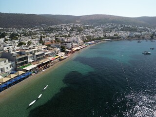Bodrum - Turcja - nadmorskie turystyczne miasteczko z pięknymi plażami i zamkiem w porcie nagrane dronem © Konrad