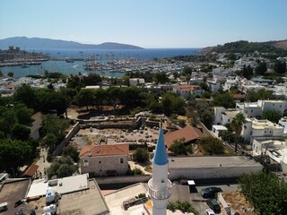 Bodrum - Turcja - nadmorskie turystyczne miasteczko z pięknymi plażami i zamkiem w porcie nagrane dronem © Konrad