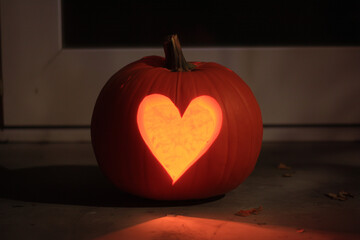 Obraz premium A Halloween Jack O Lantern with a Heart Shape Cut Out
