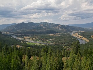 PAISAJE DE MONTANA MISSOULA PINOS Y MONTAÑAS ALREDEDOR DEL RIO Y EL BOSQUE