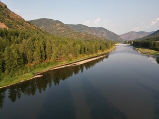 PAISAJE DE MONTANA MISSOULA PINOS Y MONTA&Ntilde;AS ALREDEDOR DEL RIO Y EL BOSQUE