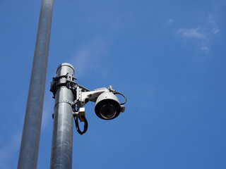 日本の街の電柱に設置された監視カメラの様子